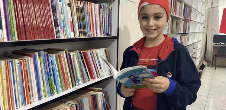 Osmaniye’de 9 Yaşındaki Hatice Feyza, İlk Kitabını Okuyucularla Buluşturdu