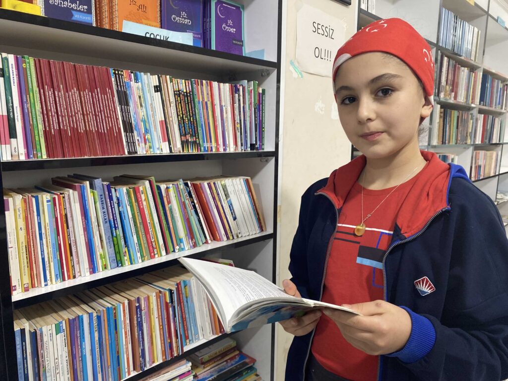 Osmaniye’de 9 Yaşındaki Hatice Feyza, İlk Kitabını Okuyucularla Buluşturdu