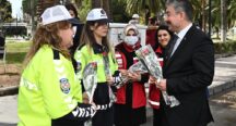 Vali Yılmaz, Osmaniye Yer Fıstığı Sektöründe Çalışan Kadınlara ve Kadın Sürücülere Çiçek Vererek, Kadınlar Gününü Kutladı