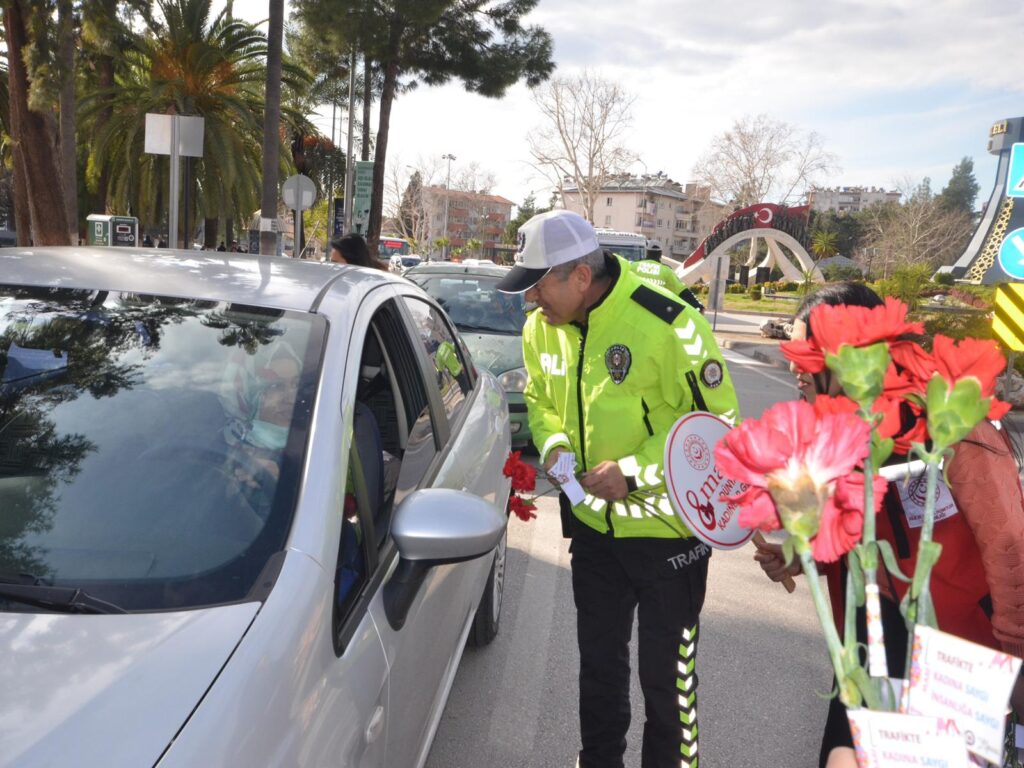 Osmaniye’de  Yol Denetiminde Polis Kadın Sürücülere Karanfil Dağıttı