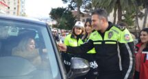 Osmaniye’de  Yol Denetiminde Polis Kadın Sürücülere Karanfil Dağıttı