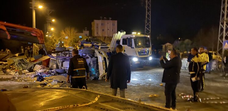 Trafik Kazası: 2 Ölü, 4 Yaralı