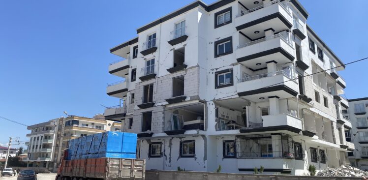 Kentte Depremde Zarar Gören Binalarda Tadilat Sürüyor