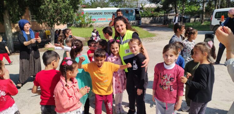 Osmaniye’de Depremzede çocuklar, oyun otobüsü ile moral buluyor