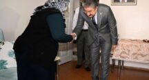 Vali Dr. Erdinç Yılmaz, Şehidimiz Piyade Komando Onbaşı Murat Karaman’ın Annesi Zeynep Karaman’ı Evinde Ziyaret Etti