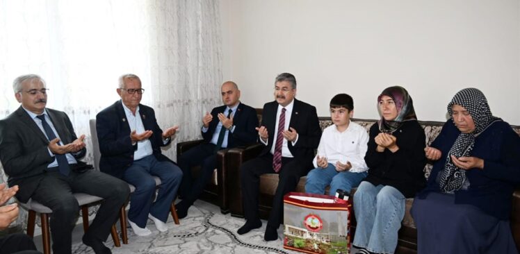 Vali Dr. Erdinç Yılmaz, Şehidimiz Piyade Uzman Çavuş Mehmet Ulusoy’un Ailesini, Kadirli İlçemizdeki Evlerinde Ziyaret Etti