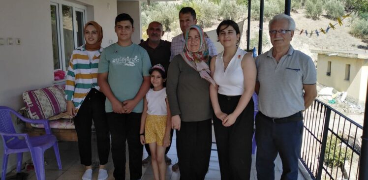 Osmaniye’de Emekli Öğretmenden, Köyündeki Başarılı Öğrencileri Altın İle Ödüllendirdi