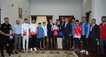 Vali Yılmaz, 2024 Yılında Ulusal ve Uluslararası Spor Müsabakalarında Derece Elde Eden Sporcularımızı Makamında Kabul Etti