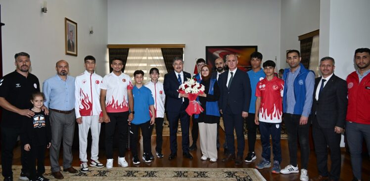 Vali Yılmaz, 2024 Yılında Ulusal ve Uluslararası Spor Müsabakalarında Derece Elde Eden Sporcularımızı Makamında Kabul Etti