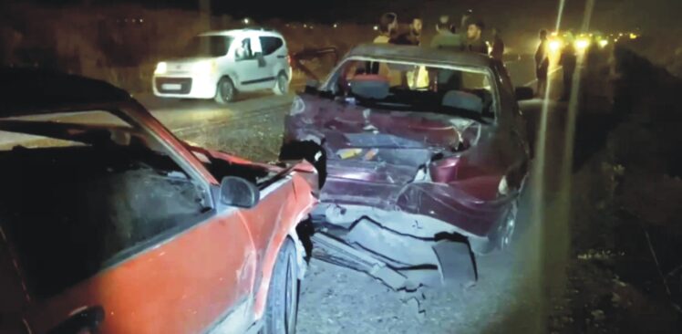 Kaza Lastiği Patlayan Otomobil Karşı Şeride Geçip Bir Başka Otomobille Çarpıştı: 5 Yaralı