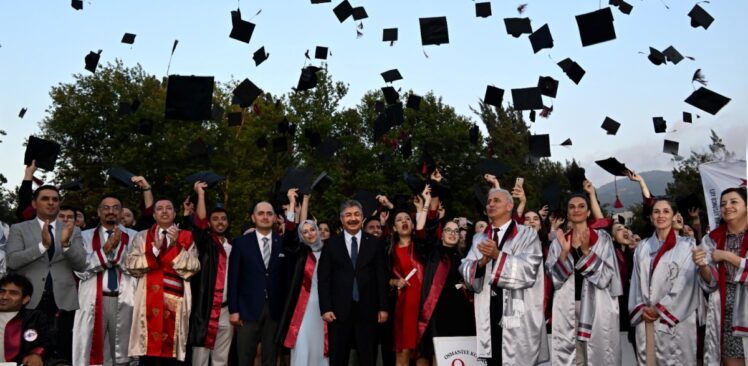 Vali Dr. Erdinç Yılmaz, Osmaniye Korkut Ata Üniversitesi Öğrencilerinin Mezuniyet Coşkusuna Ortak Oldu