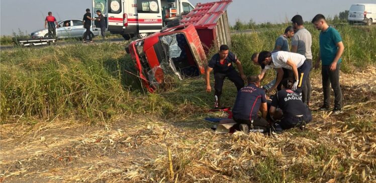 Kadirli’de Kamyonet Devrildi: 2 Yaralı