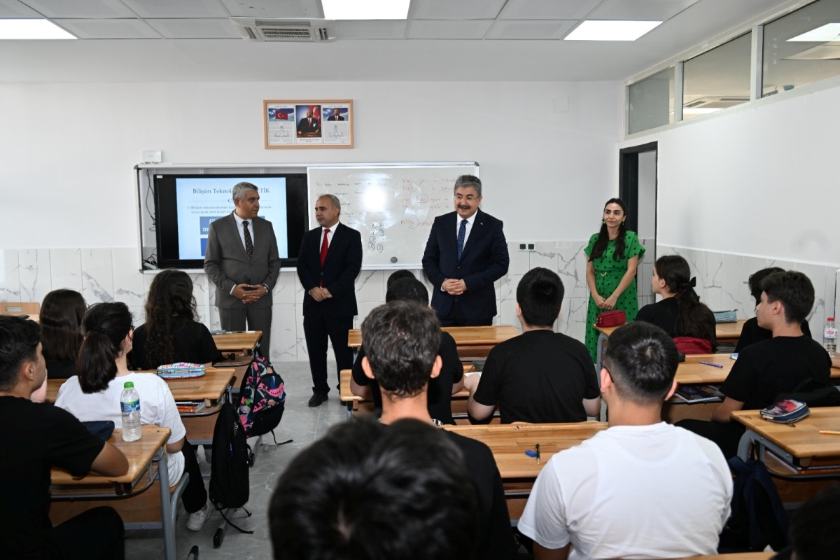 Vali Yılmaz’dan, Devlet Bahçeli Fen Lisesi Öğrencilerine Sınıflarında Ziyaret