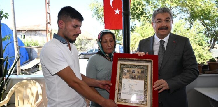 Vali Dr. Erdinç Yılmaz, Şehidimiz Jandarma Uzman Çavuş Mehmet Aykanat’ın Ailesine Şehidimizin Şehadet Belgesini Takdim Etti