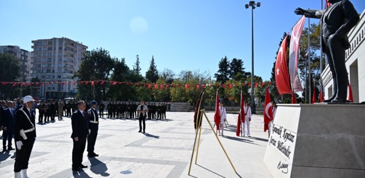 Cumhuriyetimizin Kuruluşunun 101. Yıl Dönümü Dolayısıyla Atatürk Anıtına Çelenkler Sunuldu