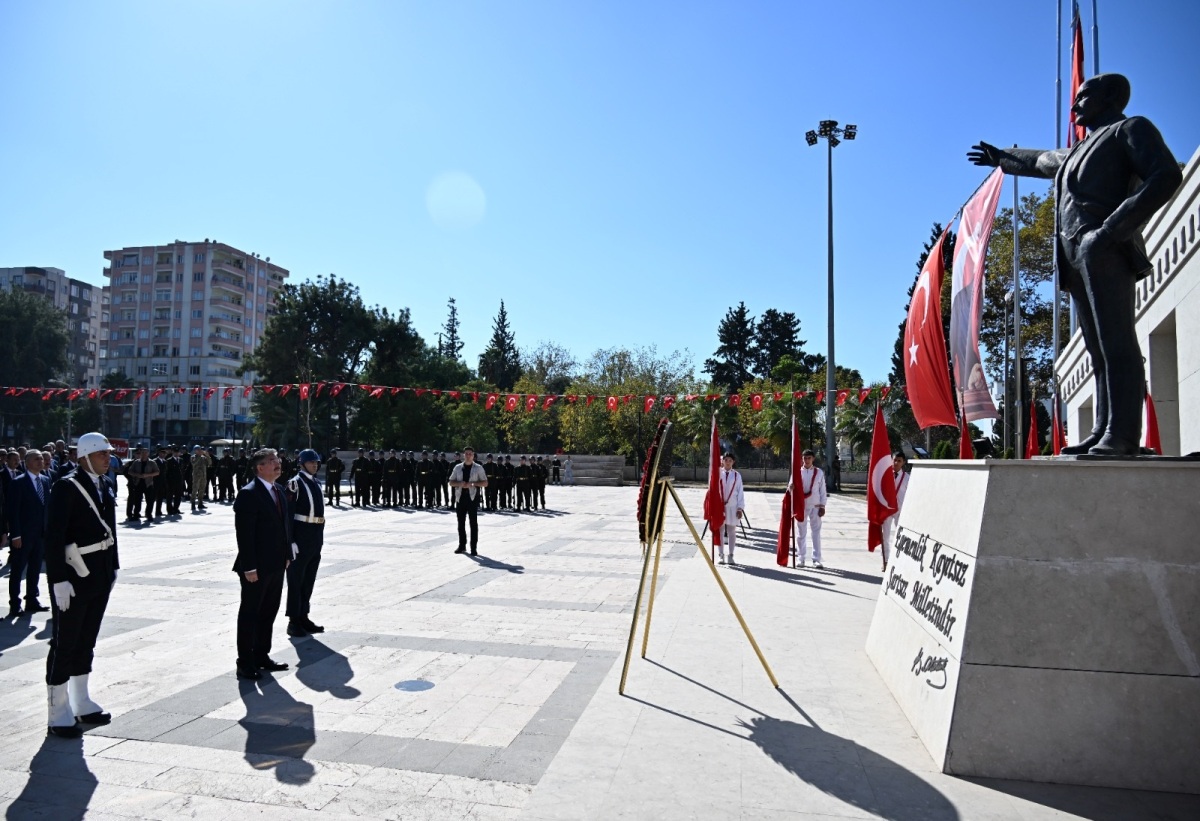 Cumhuriyetimizin Kuruluşunun 101. Yıl Dönümü Dolayısıyla Atatürk Anıtına Çelenkler Sunuldu