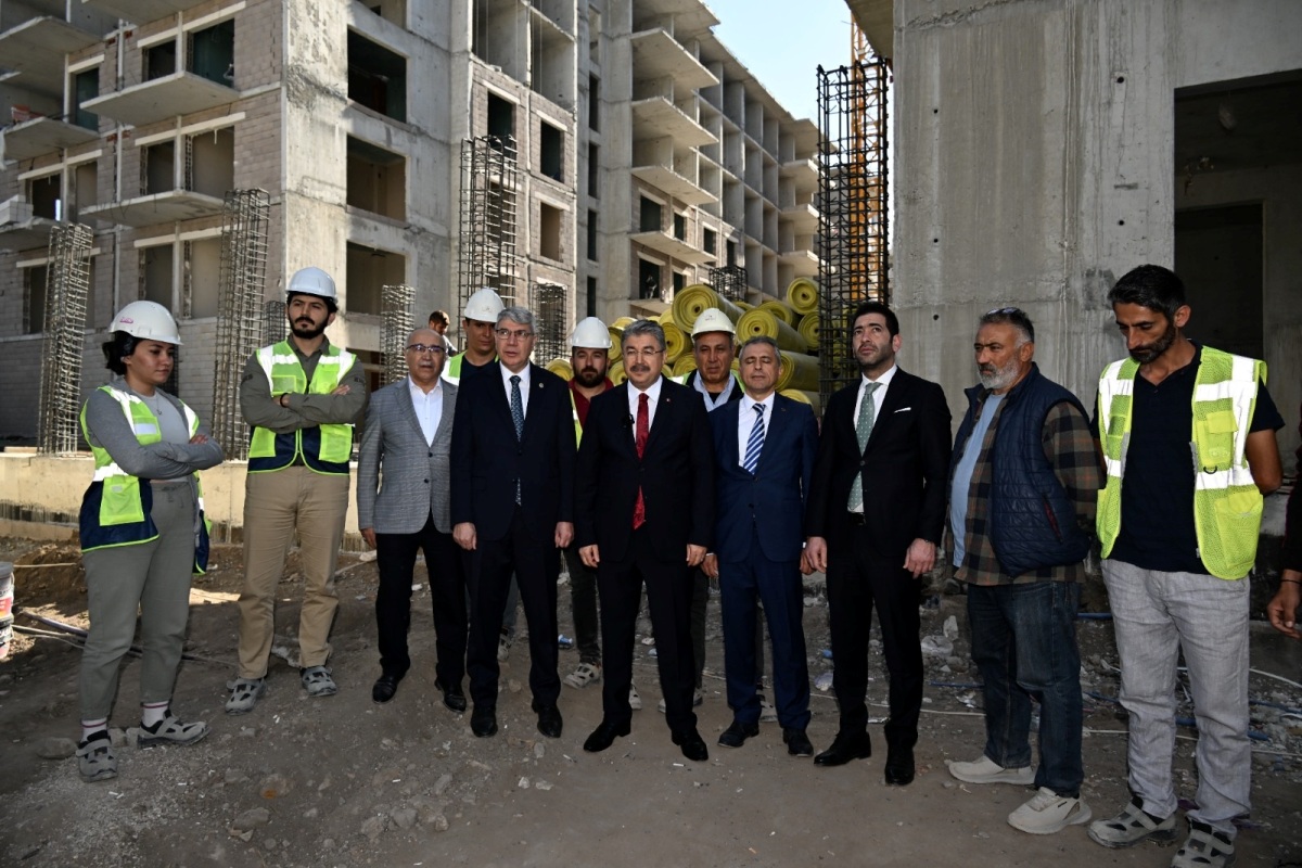 Vali Yılmaz, Metin Tamer ve Sefa Evler Sitelerinin Yerinde Yapımı Devam Eden İnşaatta İncelemelerde Bulundu