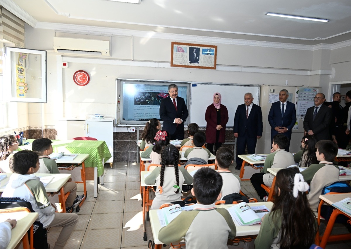 Vali Yılmaz, Salih Bahçeli İlkokulunu Ziyaret Etti