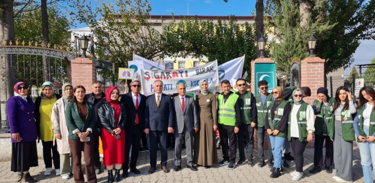  Öğrenciler, “Sigarayı Bırak, Hayatı Kucakla” Sloganıyla İzmarit Topladı