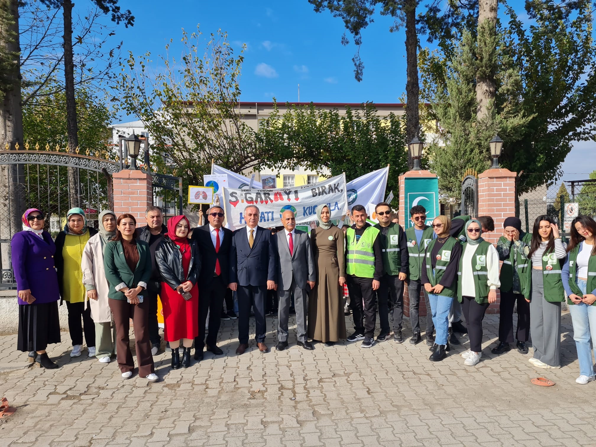  Öğrenciler, “Sigarayı Bırak, Hayatı Kucakla” Sloganıyla İzmarit Topladı