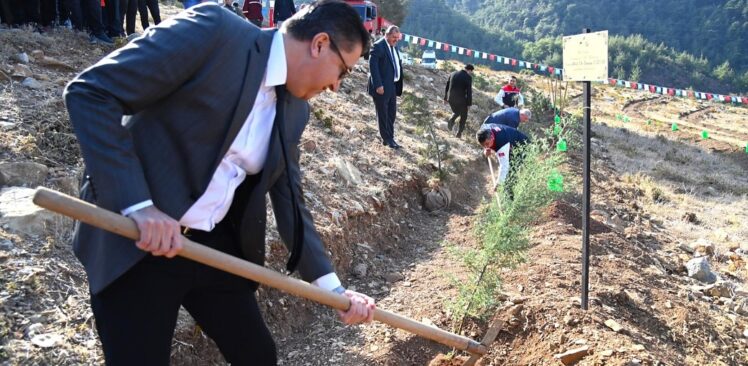 Rektör Ağaçlandırma Günü Kapsamında Fidan Dikme Etkinliğine Katıldı