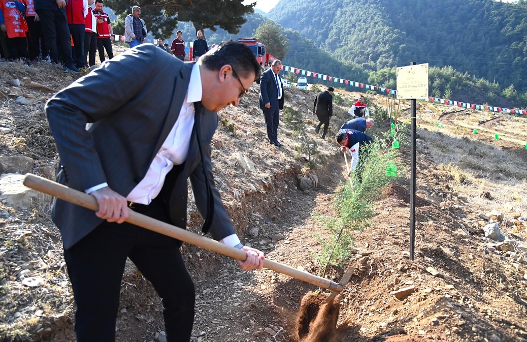 Rektör Ağaçlandırma Günü Kapsamında Fidan Dikme Etkinliğine Katıldı