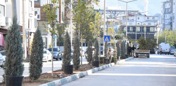  Osmaniye’de Park Ve Bahçeler Müdürlüğü Ekipleri, Kent Genelinde Yeşili İlmek İlmek İşliyor