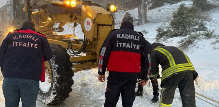 Kadirli’de Kar Nedeniyle Mahsur Kalan Sürücüleri İtfaiye Ve Özel İdare Ekipleri Kurtardı