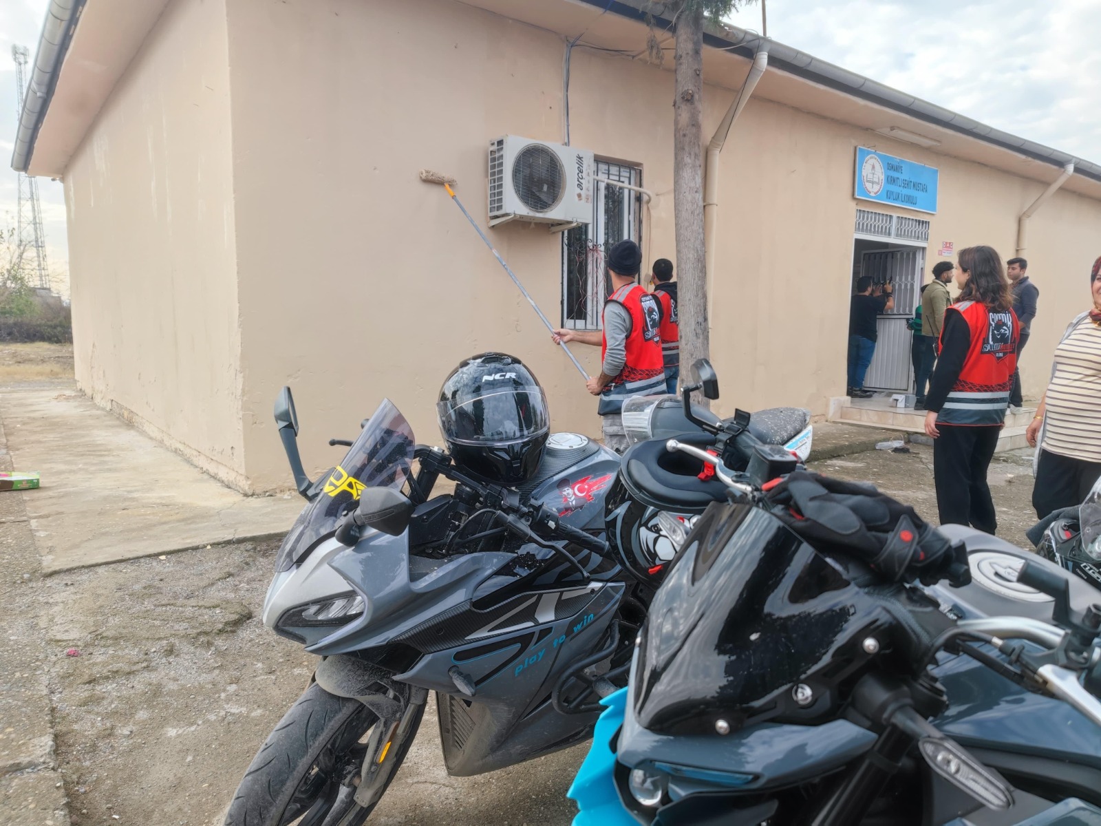 Motosiklet Kulübü Üyeleri Okul Boyadı, Tadilat Yaptı