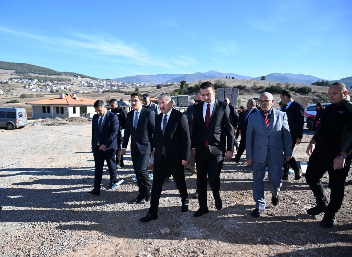 Vali Yılmaz, Hasanbeyli İlçemizin Yeşilyurt Köyünde Yapımı Devam Eden Deprem Konutları İnşaatında İncelemelerde Bulundu