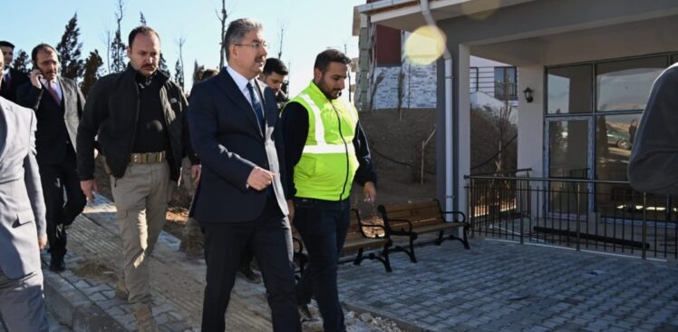 Vali Yılmaz, Kadirli İlçe’de Yapımı Devam Eden Deprem Konutları İnşaatında İncelemelerde Bulundu