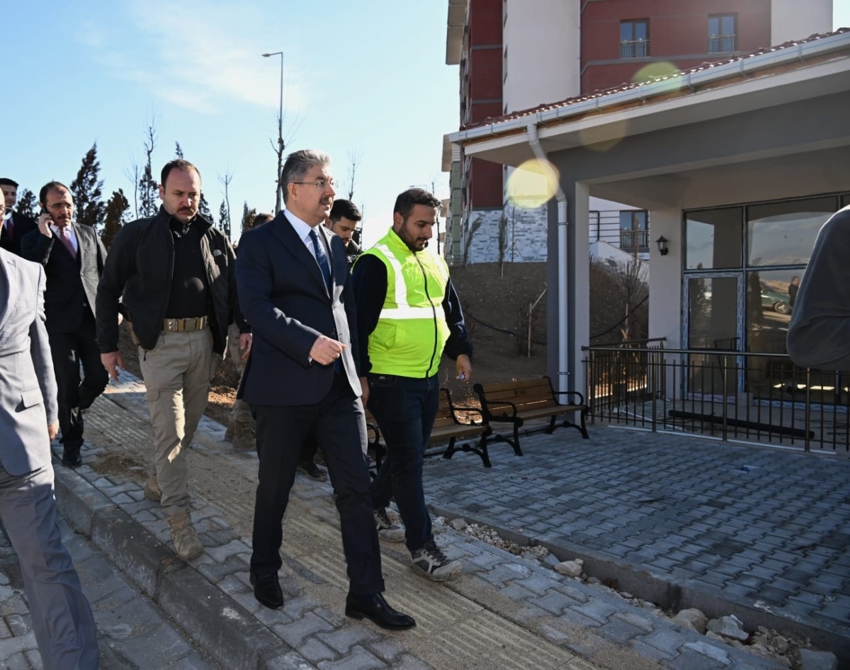 Vali Yılmaz, Kadirli İlçe’de Yapımı Devam Eden Deprem Konutları İnşaatında İncelemelerde Bulundu