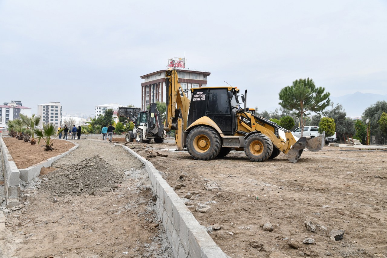 FAKIUŞAĞI MAHALLESİ’NDE YAPIMINA BAŞLANAN PARKTA ÇALIŞMALAR SÜRÜYOR