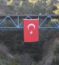 Kanlıgeçit Tren Köprüsünde Türk Bayrağı Dalgalandırdı