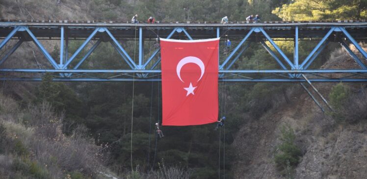 Kanlıgeçit Tren Köprüsünde Türk Bayrağı Dalgalandırdı