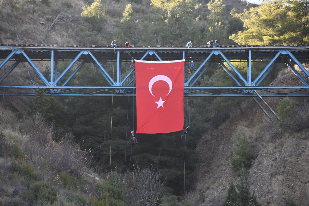 Kanlıgeçit Tren Köprüsünde Türk Bayrağı Dalgalandırdı